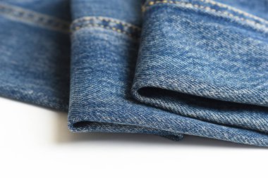 Beyaz arka planda izole edilmiş mavi kot kumaşı, kot tarzı.