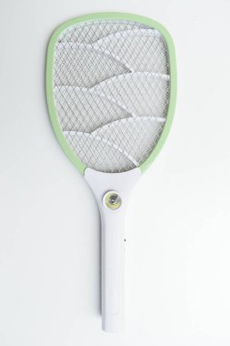 Beyaz arkaplanda izole edilmiş yeşil sivrisinek sineği ezici