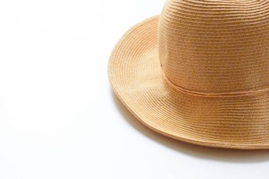 Kahverengi şapka beyaz arka planda izole, eski kumaş tarzı