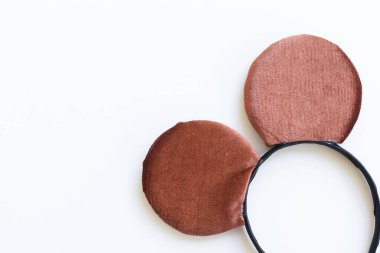 Kahverengi kulaklığın fare kafa bandı beyaz arkaplanda izole