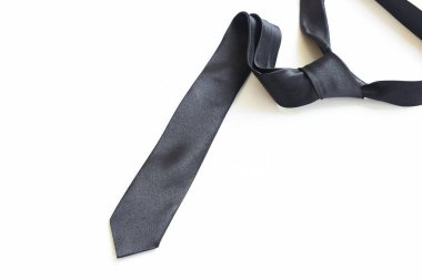 Siyah kravat beyaz arka planda izole edilmiş, Babalar Günü konsepti ve iş stili