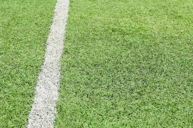 Yapay yeşil çimen çimenlik futbol sahası. Siyah plastik tanecikli.
