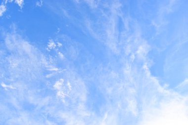 güzel mavi gökyüzü ve beyaz kabarık bulutlar sabah güneş doğarken, doğal arka plan