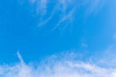 güzel mavi gökyüzü ve beyaz kabarık bulutlar sabah güneş doğarken, doğal arka plan