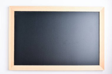 Beyaz arkaplanda izole edilmiş parlayan karatahta dokusu