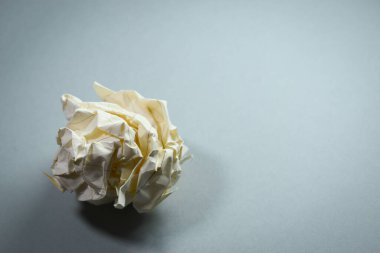 Gri arkaplan üzerine yuvarlak yumru kağıt, kullanılan kağıt geri dönüşümü
