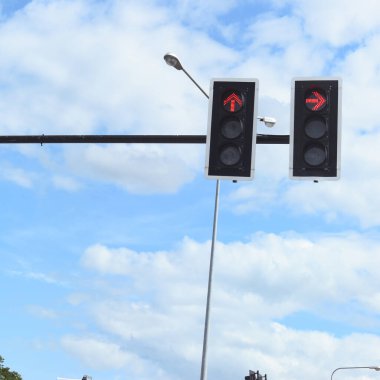 Güzel mavi gökyüzünde trafik ışığı ve beyaz bulut, şehirde doğa manzarası.