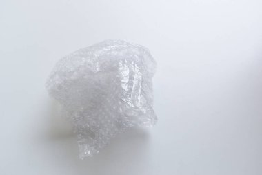 Beyaz arka planda plastik şok geçirmez topak