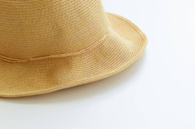 Kahverengi şapka beyaz arka planda izole, eski kumaş tarzı