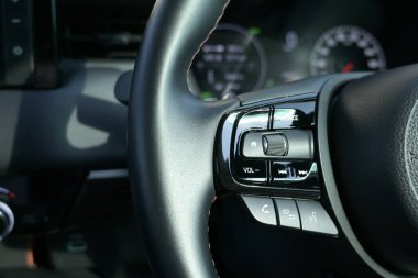 Siyah derili arabanın iç manzarası, düğmeli direksiyon.