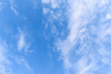 güzel mavi gökyüzü ve beyaz kabarık bulutlar sabah güneş doğarken, doğal arka plan