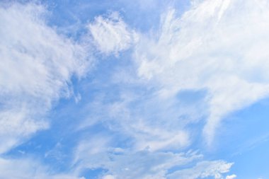 güzel mavi gökyüzü ve beyaz kabarık bulutlar sabah güneş doğarken, doğal arka plan