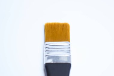 Beyaz arkaplanda izole edilmiş tek bir boya fırçası, sanat çalışması için nesne