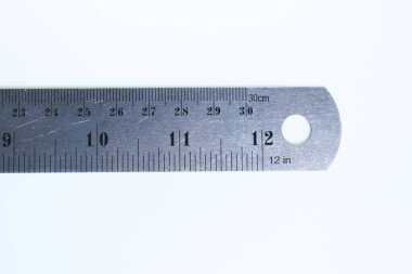 Metal cetvel beyaz arkaplanda izole edildi, eğitim için nesne