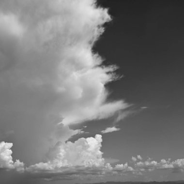 Siyah ve beyaz görüntü, yağmurlu bir günde bulutlu gökyüzü