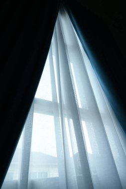 evdeki pencerenin üzerinde siyah beyaz perde, iç tasarım