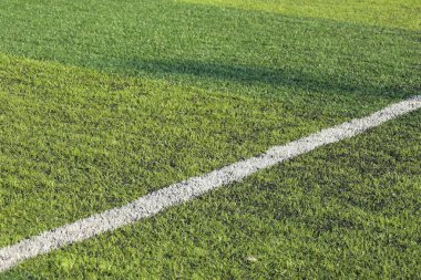 Yapay yeşil çimen çimenlik futbol sahası. Siyah plastik tanecikli.