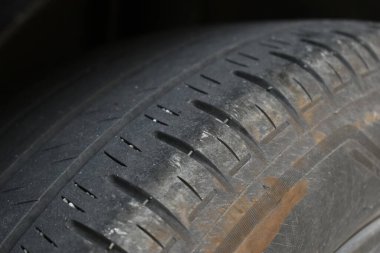 Kirli siyah lastik araba dokusu, ulaşım endüstrisi