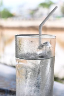 Bardakta buzlu soğuk su, camda su damlası.