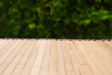 Kahverengi ahşap kaplama arka plan, bahçede masa.