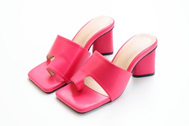 Güzel pembe deri topuklu ayakkabı beyaz arka planda izole edilmiş.