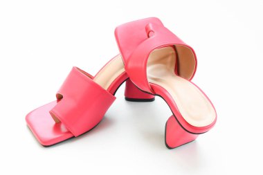 Güzel pembe deri topuklu ayakkabı beyaz arka planda izole edilmiş.