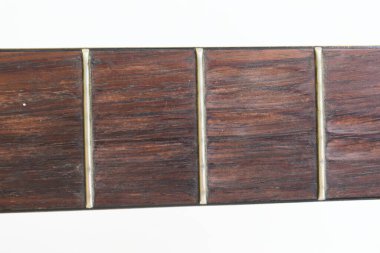 Kahverengi ahşap akustik gitarın beyaz arka planda izole edilmiş kısmı