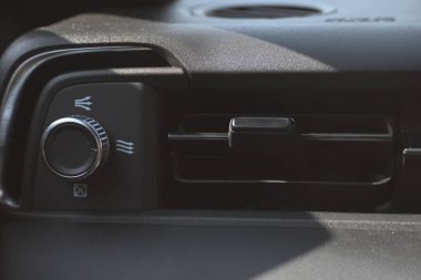 Siyah derili arabanın iç manzarası, kapalı araba klimalı havalandırmalar.