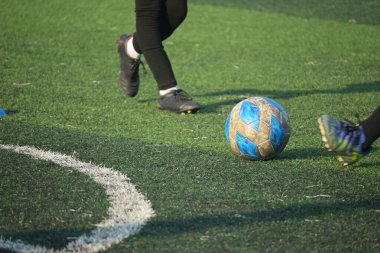 Yapay yeşil çimen çim sahası futbol ekipmanlarıyla futbol sahası