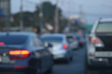 Karayolu trafiği asfaltta güvenlik bariyeri, bulanık görüntü