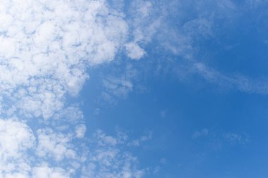 güzel mavi gökyüzü ve beyaz kabarık bulutlar sabah güneş doğarken, doğal arka plan