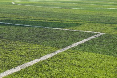 Yapay yeşil çimen çimenlik futbol sahası. Siyah plastik tanecikli.