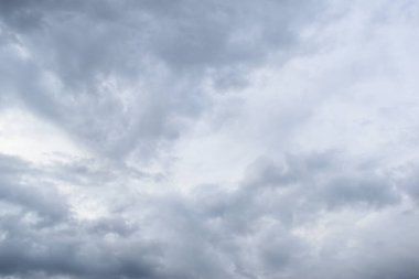 mavi gökyüzü ve beyaz bulut arkaplan, yağmur mevsiminde bulutlu