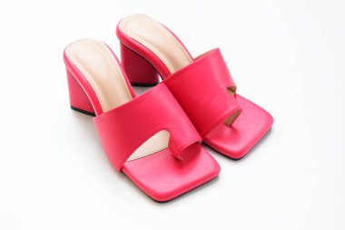 Güzel pembe deri topuklu ayakkabı beyaz arka planda izole edilmiş.