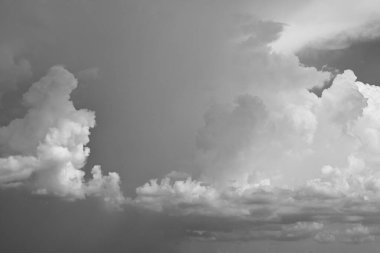 Siyah ve beyaz görüntü, yağmurlu bir günde bulutlu gökyüzü