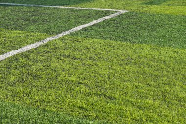 Yapay yeşil çimen çimenlik futbol sahası. Siyah plastik tanecikli.