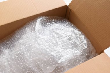 Kahverengi karton kutuda şok geçirmez, geri dönüşüm malzemesi