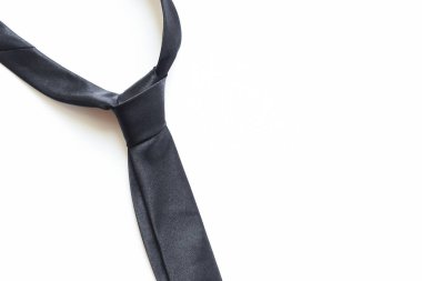 Siyah kravat beyaz arka planda izole edilmiş, Babalar Günü konsepti ve iş stili