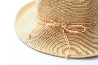 Kahverengi şapka beyaz arka planda izole, eski kumaş tarzı