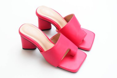 Güzel pembe deri topuklu ayakkabı beyaz arka planda izole edilmiş.