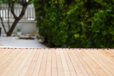 Kahverengi ahşap kaplama arka plan, bahçede masa.