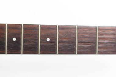 Kahverengi ahşap akustik gitarın beyaz arka planda izole edilmiş kısmı