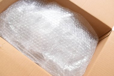 Kahverengi karton kutuda şok geçirmez, geri dönüşüm malzemesi