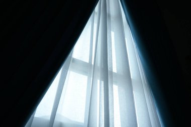 evdeki pencerenin üzerinde siyah beyaz perde, iç tasarım