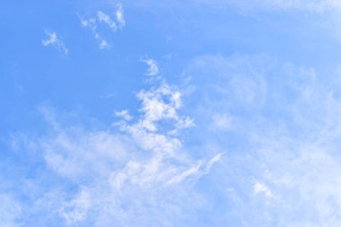 güzel mavi gökyüzü ve beyaz kabarık bulutlar sabah güneş doğarken, doğal arka plan