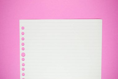 Pembe arka planda çizgi kağıt dokusu, boş sayfa defteri