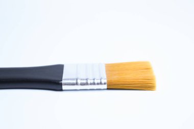 Beyaz arkaplanda izole edilmiş tek bir boya fırçası, sanat çalışması için nesne