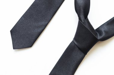 Siyah kravat beyaz arka planda izole edilmiş, Babalar Günü konsepti ve iş stili