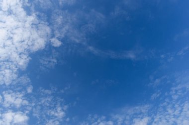 güzel mavi gökyüzü ve beyaz kabarık bulutlar sabah güneş doğarken, doğal arka plan