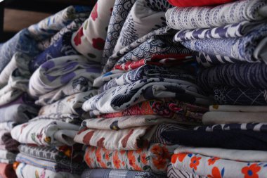 Mağazada satılık renkli kumaş yığını.